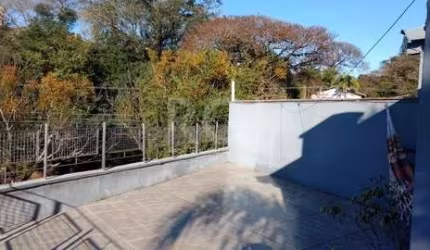 Maior cobertura do prédio, terraço em L, de frente. Imóvel recentemente reformado, composto em seu 1° pavimento por 2 dormitórios (1 deles com ar condicionado), banheiro social com box de vidro, amplo
