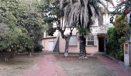 Excelente sobrado em dois terrenos no bairro Medianeira, podendo tranquilamente ser usado por 2 famílias, possui as entradas independentes.&lt;BR&gt;Piso inferior: Living com lareira, 03 amplos dormit
