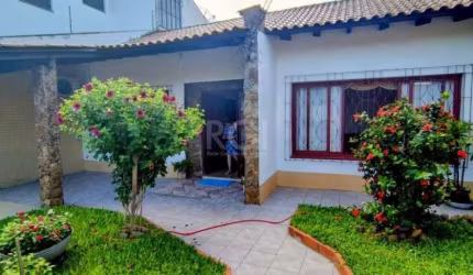 Coliseu vende excelente casa no Parque Minuano, 2 dormitórios mais um dormitório no anexo da casa. Living espaçoso iluminado, cozinha separada ampla. Lavandeira, espaço Gourmet, área com churrasqueira