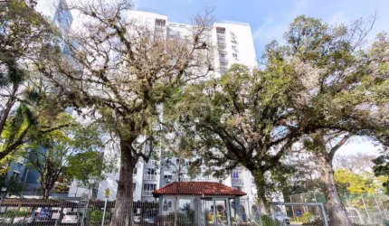 Excelente apartamento com 3 dormitórios, transformado em 2 dormitórios, com living estendido. Cozinha, banheiros e living com móveis sob medida, teto com gesso e luminárias, ar condicionado Split, em 