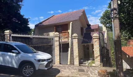 Casa Para Comprar Em Bairro com Segurança, ruas monitoradas por câmeras e vigilância 24 horas: Diferenciada residência com 336 m² de área privativa, 4 dormitórios, 1 suíte, 5 banheiros, 3 vagas de gar