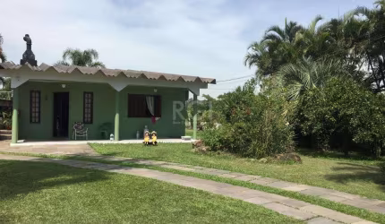 Ótima casa térrea de 3 dormitórios sendo 1 suíte, banheiro, cozinha grande, área de serviço, junque, varanda coberta, galpão crioulo metade alvenaria outra costaneira, churrasqueira, fogão campeiro co