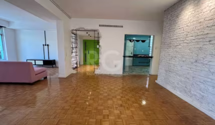 Apartamento na rua mais nobre do bairro Moinhos de Vento, Porto Alegre/RS .&lt;BR&gt;Imóvel muito amplo de alto padrão com 277 m² privativos, arejado, com sacadas e duas áreas abertas, é perfeito para