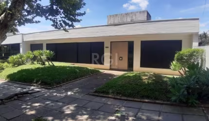 Espetacular casa semi-mobiliada residencial e/ ou comercial com localização privilegiada a meia quadra da Praça Japão, são 03 dormitórios todos com suíte e  sacada, gabinete, 01 lavabo,5 banheiros, sa