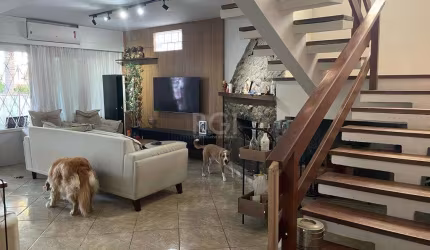 Casa em rua  no Bairro mais charmoso de Porto Alegre, lindo terreno com árvores frutíferas ,  com área de 1.188m2, excelente oportunidade para construir um condomínio numa região privilegiada, rua tra