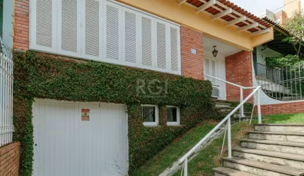 Esta é uma excepcional oportunidade de adquirir uma belíssima residência, que irá encantá-lo desde o primeiro momento em que você a visitar. Com uma área construída de excelência, esta casa oferece um