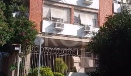 Ótimo apartamento com living, 2  ambientes mais sala de jantar separada. Dormitórios e living com sol da tarde .L iving com vista para Nilo Péçanha .banheiros com ventilação direta Todo apartamento em