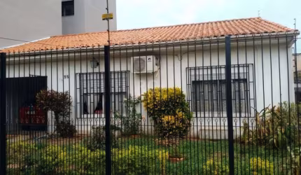 excelente casa com dois Dormitórios, sala, cozinha, um banheiro , pátio frente e fundos.