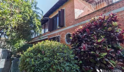 Lindo sobrado com 347m2 de área construída, vista panorâmica, amplas varandas , jardim na entrada social da casa. Living para três ambientes , assim dividido : sala de estar, sala de jantar e espaço c