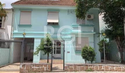 Casa comercial com aproximadamente 230m² localizada no bairro Auxiliadora, Porto Alegre/RS&lt;BR&gt;Excelente e ampla casa composta por quatro (4) dormitórios,  living para 02 ambientes integra sala d