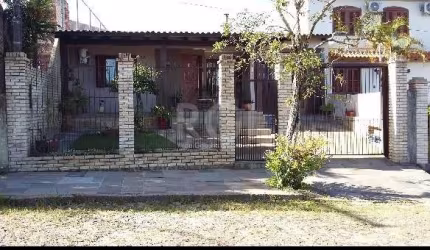 Otima casa situada no bairro Urubatã com terreno 30,10 x 10  de 03 dormitórios sendo 01 suíte  Living 02 ambientes com lareira, cozinha planejada com jardim de inverno, sala de jantar, banho social,  