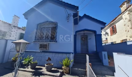 Excelente residência recentemente pintada e muito bem conservada construção de 1947 , casa térrea com pátio  uma vaga de garagem fechada , três dormitórios, sala de estar  um banheiro social ,  cozinh