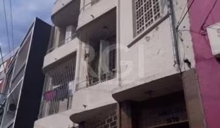 Lindo apartamento de 2 dormitórios, de frente, ensolarado, totalmente reformado, composto por cozinha e banheiros planejados, sala, split. Ótima localização, próximo mercado, transporte público e farm