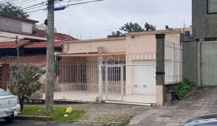 Casa térrea toda ampla salas cozinha e dormitórios. localização privilegiada do Menino Deus em Porto Alegre de  com 3 dormitórios sendo uma suíte, 2 banheiros sociais  mais 1 dormitório auxiliar com b