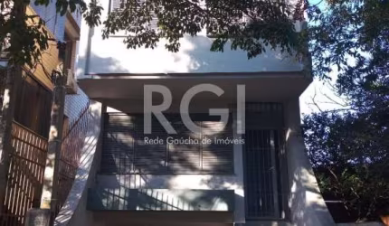 Casa comercial/residencial no bairro Petrópolis em Porto Alegre/RS. &lt;BR&gt;&lt;BR&gt;O imóvel possui 200m² privativos, composta de 3 (três) dormitórios, 1 suíte, living para 3 (três) ambientes, lav