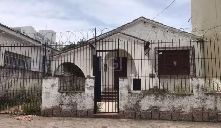 Casa térrea para moradia ou comercial, 3 dormitórios, 1 Banheiro, 1 Lavabo, 2 Salas, Cozinha espaçosa, Garagem coberta e fundos coberto para festas, pátio grande. OBS:&lt;BR&gt;PRECISA DE REFORMA NA P