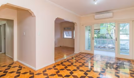 Excelente apartamento com 3 dormitórios convertido em 2 (com living estendido, fácil reversão) sendo uma suíte com 1 vaga de garagem em Porto Alegre, bairro Moinhos de Vento, localização nobre, próxim