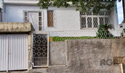 Terreno com  casa de alvenaria com  03 dormitórios,  sala em L, 01 banheiro, cozinha, área de serviço, reformada , pátio na frente, nos fundos e lateral, garagem para 02 carros, terreno 10x20, área co