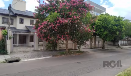 Linda casa ampla com 1 suíte, 2 dormitórios, 1 banheiro, 1 lavabo, 1 sala de tv, 1 sala de estar, 1 sala de jantar com saída para churrasqueira e lareira.&lt;BR&gt;Edícula atrás com lavanderia, garage