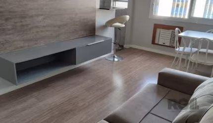 Excelente apartamento de 1 dormitório todo reformado no centro histórico. Andar alto. Ótima posição solar. Perto do shopping Rua da Praia. &lt;BR&gt;Fácil acesso aos supermercados, padarias, faculdade
