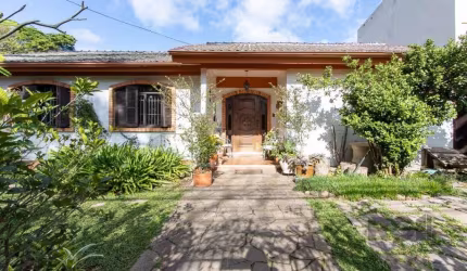 Casa localizada no Bairro Santa Tereza, medindo 162m² de área privativa, em um terreno de esquina com 22 x 12,80m². A residência possui 4 quartos, sendo uma suíte, cozinha, sala de estar e jantar sepa