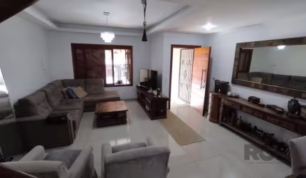 Excelente sobrado, 3 suites, living 2 ambientes, piso porcelanato, lavabo, sala de jantar, cozinha americana mobiliada. Pátio com piscina e espaço gourmet com churrasqueira, lavanderia e banheiro auxi