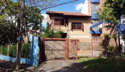 Casa de alvenaria, em bom estado de conservação!&lt;BR&gt;Possui dois dormitórios, uma suíte, living para dois ambientes com lareira, cozinha, área de serviço, dependência de empregada, salão de festa