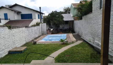 Residencia Casa toda reformada 2 quartos,1 banheiro, sala e cozinha americana, 2 vagas pra carros, em excelente local ,com piscina quiosque com churrasqueira e fogão campeiro,&lt;BR&gt;        &lt;BR&