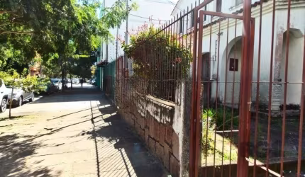 Casa com 3 dormitórios, dependência de empregada, área de serviço, banheiro social, terreno localizado no centro do bairro (próximo ao CETE), próximo de todos os recursos como, farmácias, supermercado
