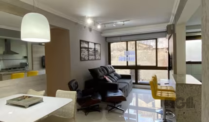 Apartamento mobiliado de 67m², 2 dormitório sendo 1 suíte, de frente, living amplo para 2 ambientes, cozinha americana, área de serviço integrada,  banheiros social, despensa e 1 vaga de garagem cober