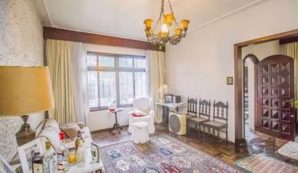 Ótima casa de 4 dormitórios sendo 1 suíte com living 2 ambientes, cozinha/copa, sala de estar, lareira, banheiro social, jardim de inverno, sacada, espaço gourmet, fogão a lenha, paisagismo nos fundos