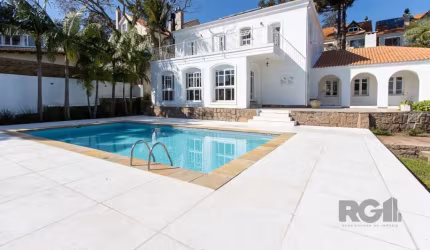 Descubra o encanto dessa mansão maravilhosa, cuidadosamente restaurada para preservar sua essência histórica. Construída em 1930, ela agora oferece o conforto e elegância que você merece.&lt;BR&gt;&lt