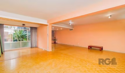 Amplo apartamento com living espaçoso a sala de TV, sala de jantar, gabinete, lavabo, hall de entrada, 3 dormitórios sendo uma suíte, banheiro social, cozinha/copa, área de serviço com churrasqueira, 