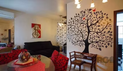 Ótimo apartamento de 91m² no bairro Petrópolis. O imóvel possui 3 dormitórios, espaçoso living para dois ambientes com lareira, lavabo, banheiro social com banheira, ampla copa/cozinha com churrasquei