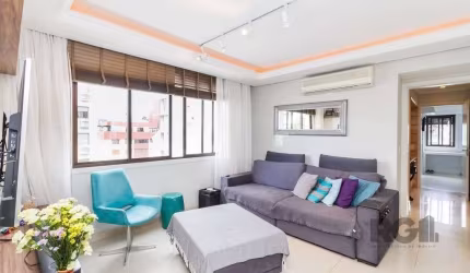 Apartamento impecável com living 2 ambientes em porcelanato, teto rebaixado em gesso, churrasqueira, cozinha mobiliada, área de serviço separada, 3 dormitórios sendo um suíte com closet e 2 vagas escr