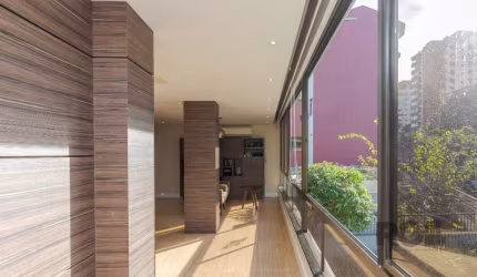 Excelente apartamento/cobertura GARDEN triplex no bairro Rio Branco, com 238m² privativos, de frente, com 4 dormitórios e 3 vagas. Possui living amplo para 2 ambientes com sala para TV e sala de estar