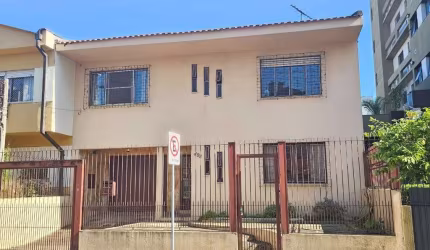 EXCELENTE CASA DE 3 DORMITORIOS COM POSSIBILIDADE PARA 4 DORMITORIOS OU DUAS SALAS, COZINHA, AREA DE SERVICO, SUITE, CLOSET, LAVABO, GARAGEM 2 CARROS E PATIO + CASA 2 DORMITORIOS NOS FUNDOS. OTIMA LOC