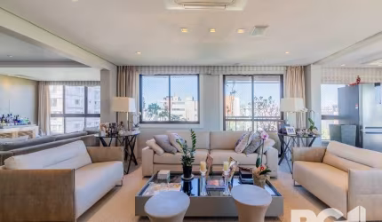 EXCLUSIVIDADE&lt;BR&gt;Belíssimo apartamento com 245 m², mobiliado, com 3 suítes no bairro Moinhos de Vento.&lt;BR&gt;&lt;BR&gt;Imóvel todo reformado e modernizado com, living 3 ambientes, sacada com 
