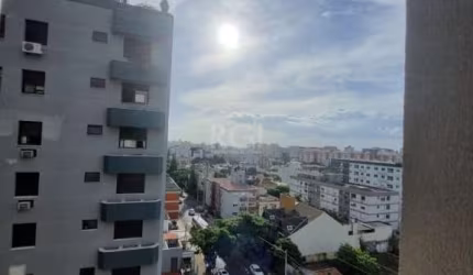 Excelente apartamento de dois quartos, sendo uma suíte, sala ampla integrada à sacada com dois ambientes definidos, churrasqueira, hall de entrada, cozinha montada com móveis sob medida, área de servi