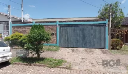 Casa residencial com possibilidade de ser comercial, composta de 4 dormitórios, 3 salas, cozinha, area de serviço, dependência de empregada, garagem para dois carros, ótimo pátio com piscina. &lt;BR&g
