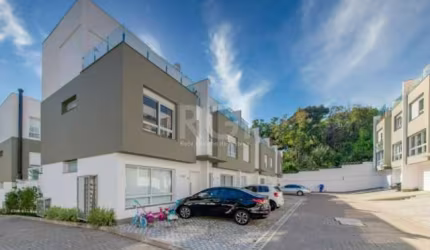 Linda casa em Condomínio fechado com 192m², 3 dormitórios, sendo 2 suítes. &lt;BR&gt;No térreo sala de estar com cozinha americana, ilha central espaço gourmet, pátio com churrasqueira e lavabo. &lt;B