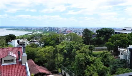 Casa em Condomínio com 04 dormitórios 460m² de área privativa e vista para o rio.&lt;BR&gt;No primeiro pavimento: amplo living com lareira e sacada, gabinete, lavabo e copa-cozinha com churrasqueira.&