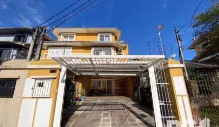 Casa para compra na zona sul de Porto Alegre/RS | Imóvel em ótima localização, conta com garagem coberta para 2 carros, sala, cozinha, lavabo térreo e área gourmet integrada, área de lazer com piscina