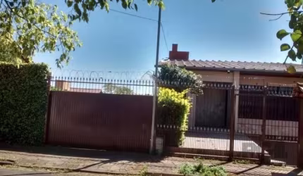 Excelente casa/sobrado com 320,60 m². Parte superior: sala com três ambientes e lareira, copa/cozinha, três quartos/dormitórios todos com armários sobre medida, ar condicionado, uma suíte e um banheir