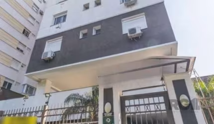Excelente apartamento totalmente mobiliado de 62m² de área privativa, sendo, 2 dormitórios com 1 suíte, cozinha americana montada com churrasqueira, área de serviço e 1 vaga escriturada. &lt;BR&gt;Edi