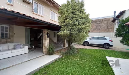 Apresentamos uma incrível propriedade com duas casas em um amplo terreno!&lt;BR&gt;A casa da frente possui 2 quartos, banheiro, cozinha e uma espaçosa área de estar com espaço gourmet. Nos fundos, um 
