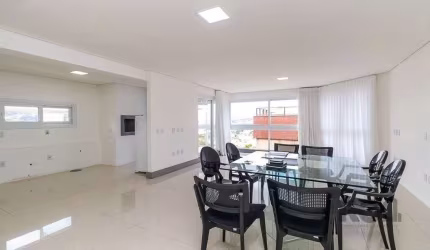 Esta notável cobertura possui uma área construída de 238 metros quadrados, proporcionando um espaço amplo e confortável. Compreende 3 quartos, incluindo 1 suíte, e conta com 1 banheiro adicional. Além