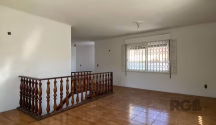 Casa com 360m², com ótimo aproveitamento no terreno, orientação solar Norte e Leste, com possibilidade de utilização residencial e comercial.&lt;BR&gt;&lt;BR&gt;No térreo possui 2 dormitórios, podendo
