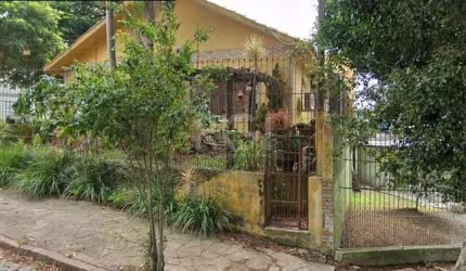 Excelente residência térrea de esquina, terreno medindo 12,24x29,00, com 375m² de área útil, composta por 04 dormitórios sendo 01 suíte, 2 lavabos, banheiro social, cozinha planejada, lavanderia, área