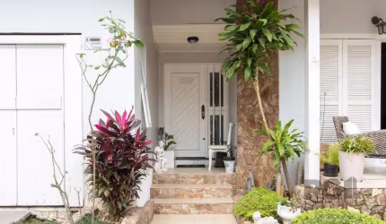Excelente casa de 267m² privativos de 03 dormitórios, 01 suíte , 03 vagas cobertas, na parte térrea temos um lindo espaço para Home Office/escritório, lavabo e uma ampla sala de estar com piso porcela